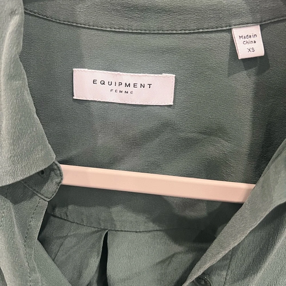 Equipment Femme 100% silk Sage Green Button-Up blouse - Picture 2 of 6